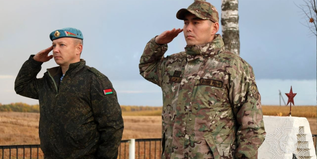 Белорусские военнослужащие отдают честь на памятном мероприятии у мемориала